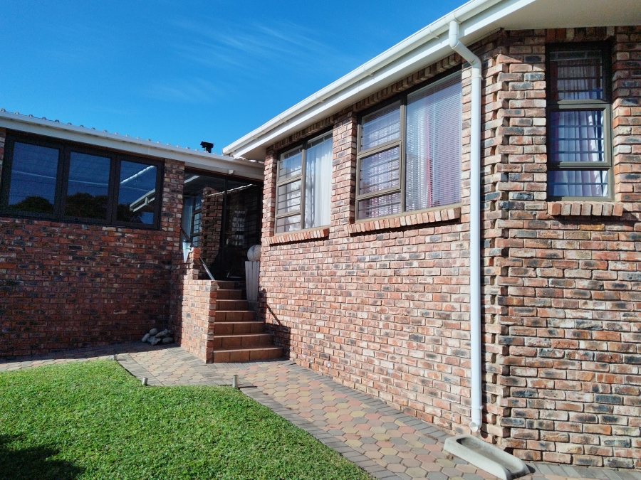 4 Bedroom Property for Sale in Fraaiuitsig Western Cape